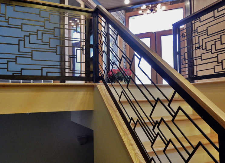 Свежая идея для дизайна: п-образная деревянная лестница среднего размера в стиле фьюжн с деревянными ступенями - отличное фото интерьера