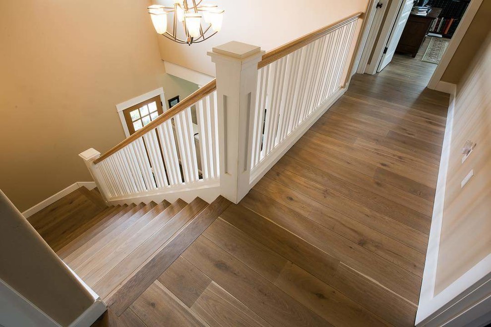 Пример оригинального дизайна: лестница в стиле модернизм с деревянными перилами