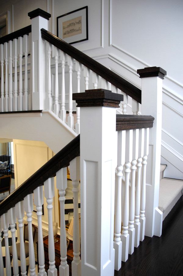 Aménagement d'un grand escalier peint droit classique avec des marches en bois.
