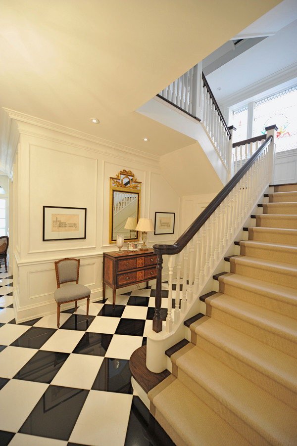 Стильный дизайн: большая прямая лестница в классическом стиле с деревянными ступенями и крашенными деревянными подступенками - последний тренд