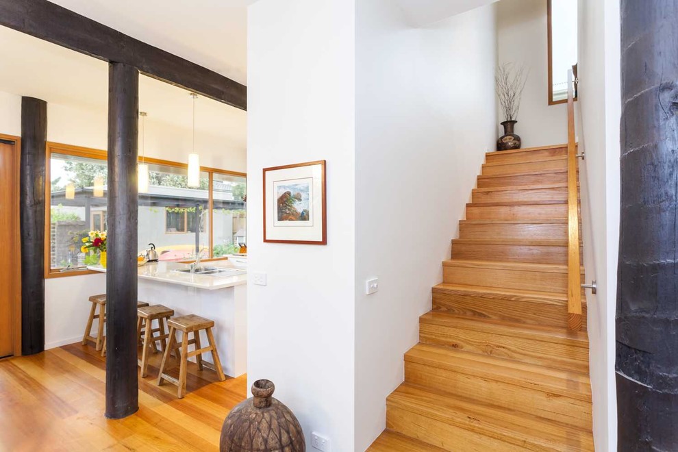 Стильный дизайн: п-образная деревянная лестница среднего размера в современном стиле с деревянными ступенями - последний тренд