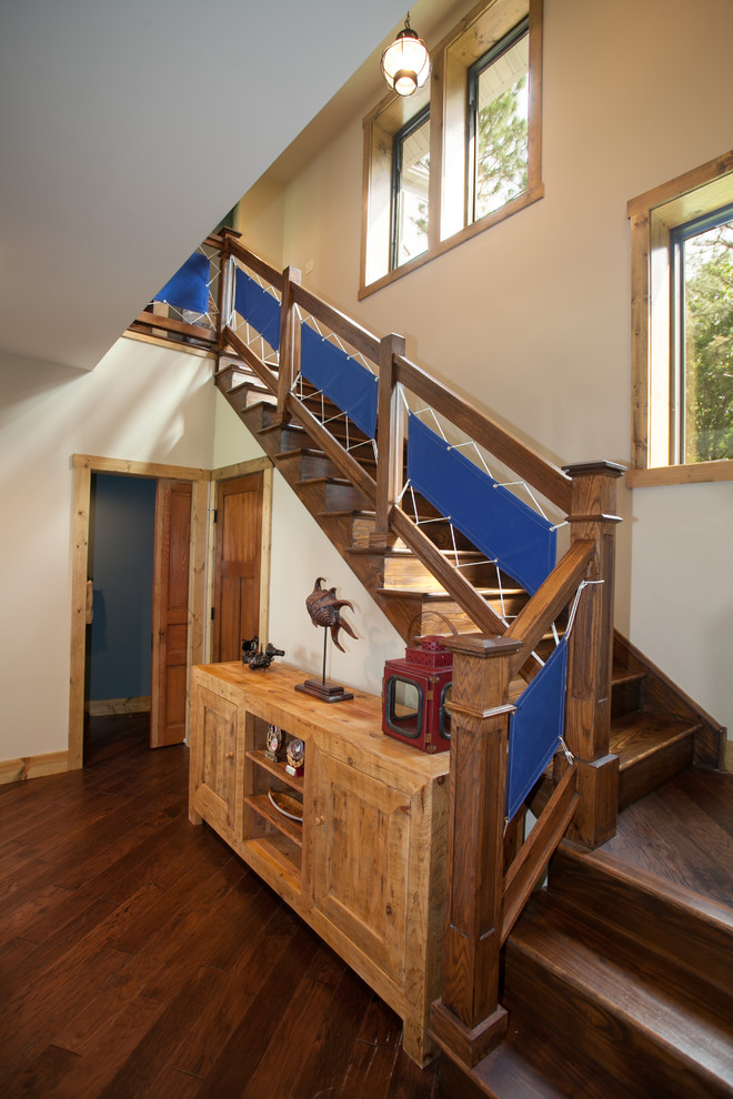 Inspiration pour un escalier rustique avec des marches en bois et des contremarches en bois.