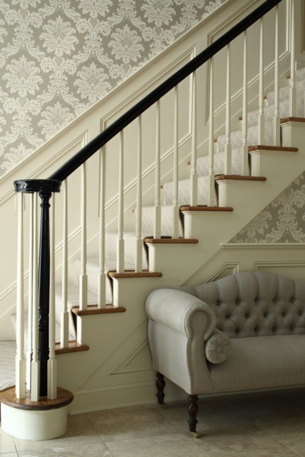 Mittelgroße, Gerade Klassische Treppe mit Teppich-Treppenstufen und Teppich-Setzstufen in New York
