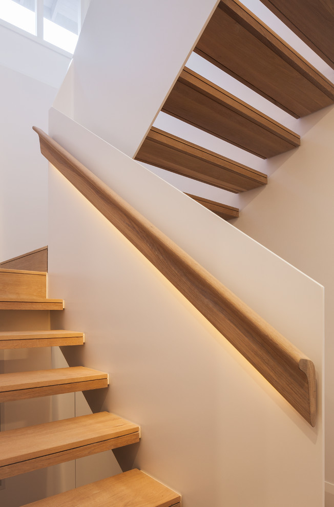 Idée de décoration pour un escalier design en U avec des marches en bois.