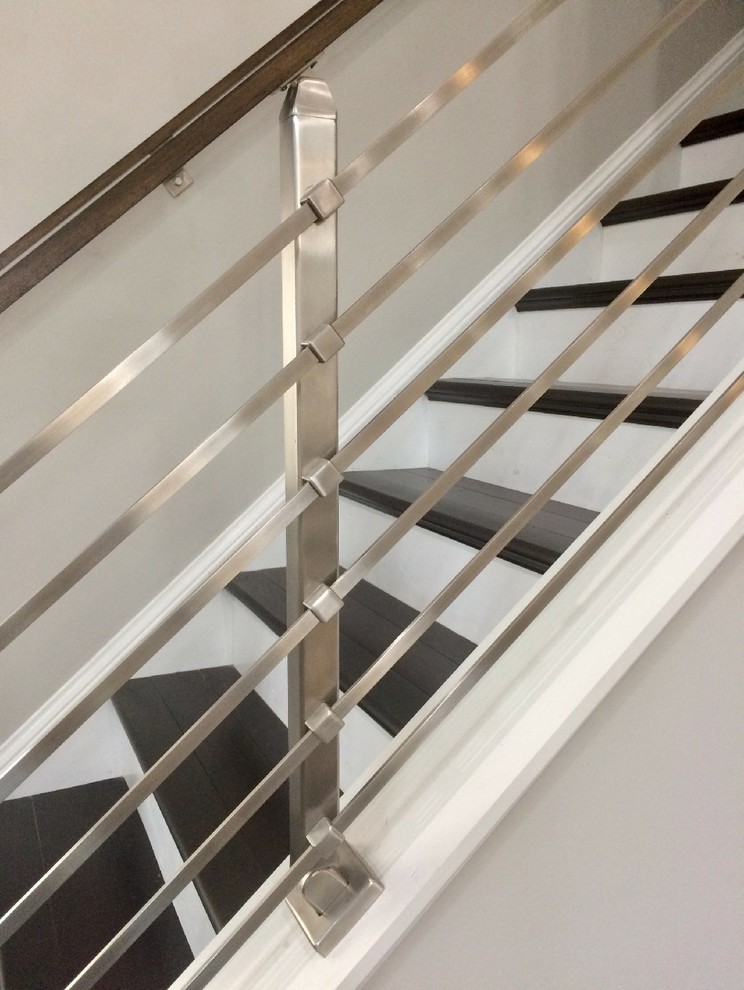 Diseño de escalera recta moderna de tamaño medio con escalones de madera, contrahuellas de madera y barandilla de metal