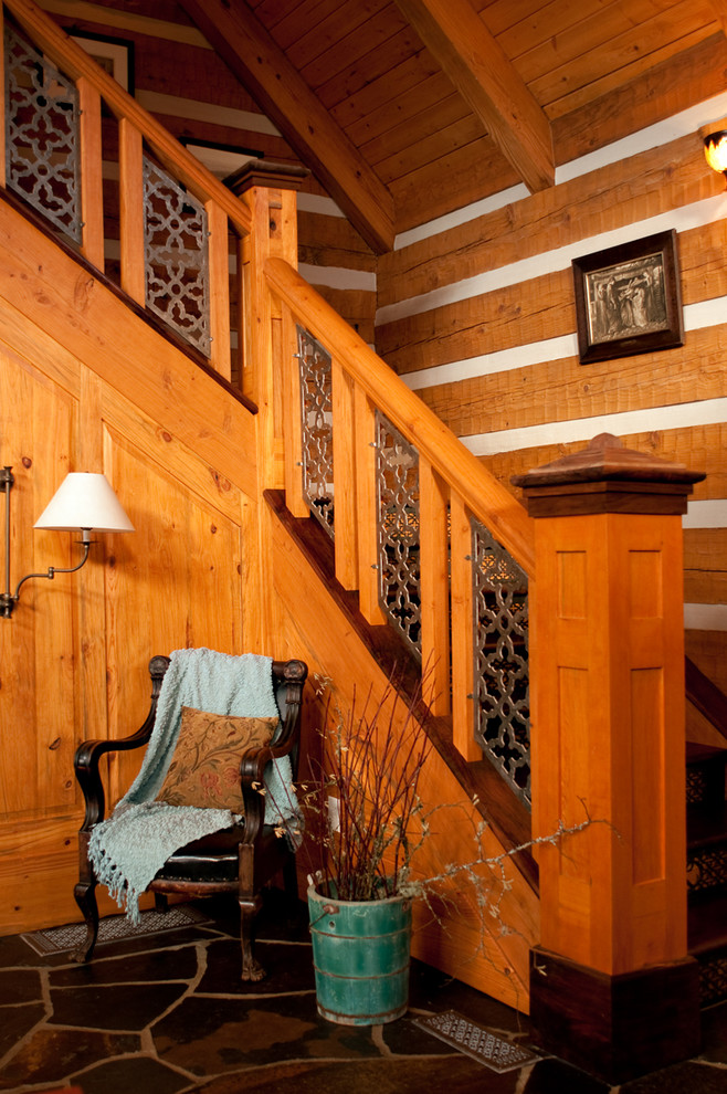 Imagen de escalera en L rústica grande con escalones de madera y contrahuellas de madera