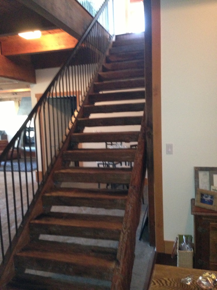 Стильный дизайн: большая прямая лестница в стиле кантри с деревянными ступенями без подступенок - последний тренд