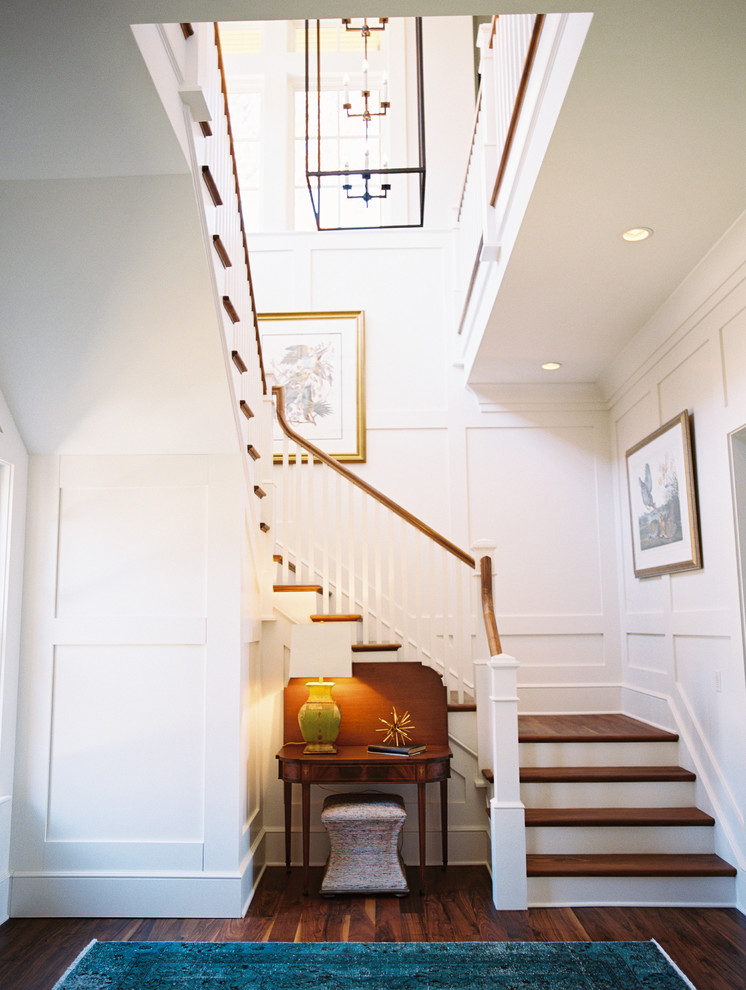 Ejemplo de escalera en L clásica renovada de tamaño medio con escalones de madera y contrahuellas de madera pintada