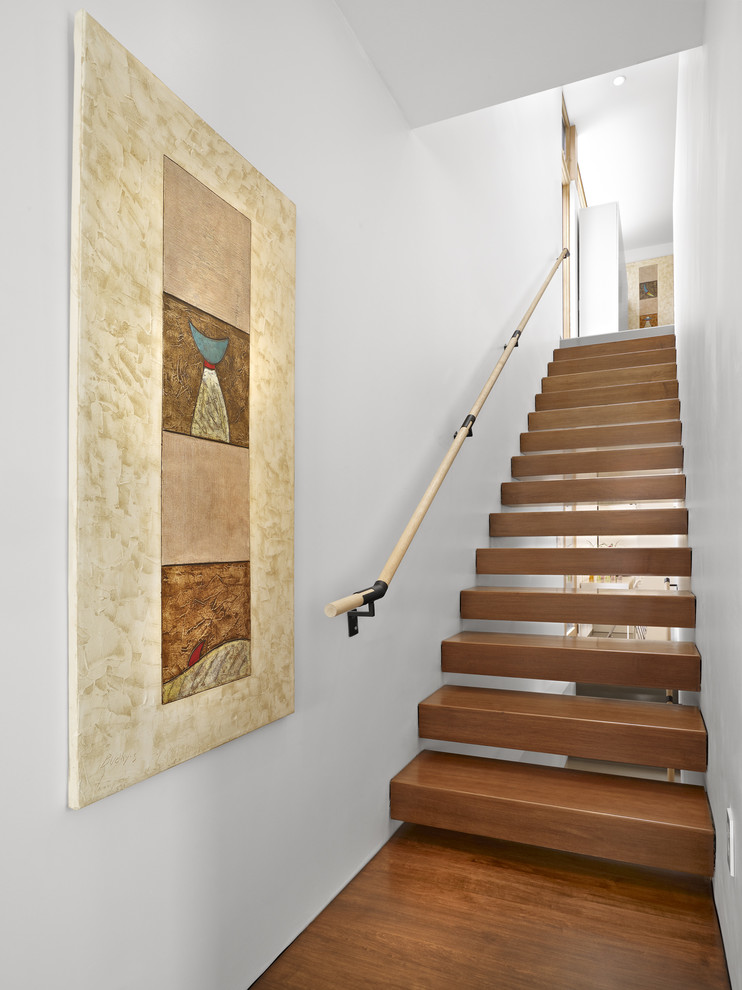 Imagen de escalera suspendida minimalista sin contrahuella