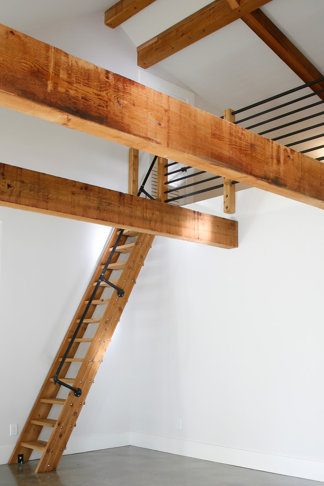 Imagen de escalera recta actual pequeña con escalones de madera