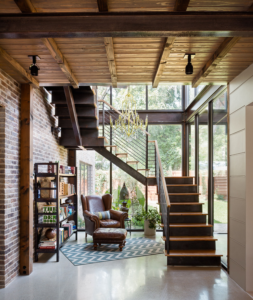 Идея дизайна: металлическая лестница в стиле рустика с деревянными ступенями