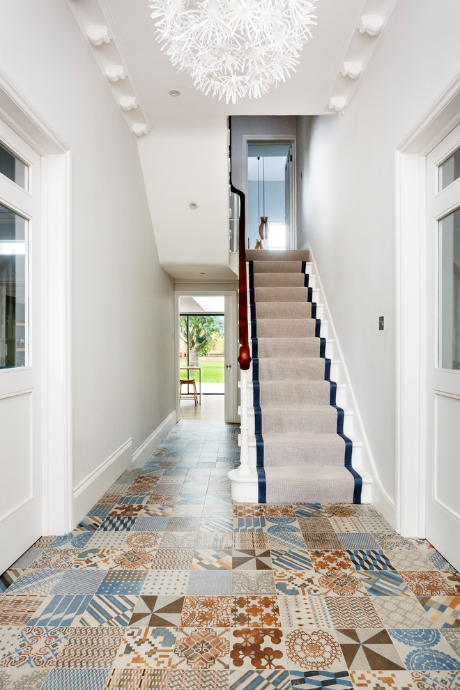 Idées déco pour un escalier peint contemporain en U avec des marches en bois peint et un garde-corps en bois.