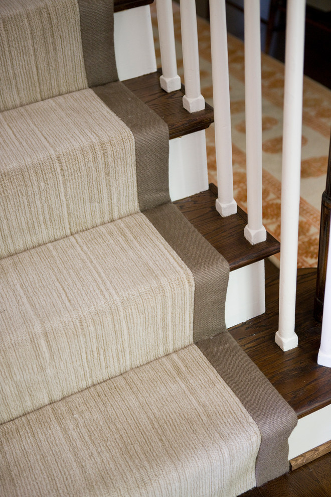 ワシントンD.C.にあるお手頃価格の中くらいなトランジショナルスタイルのおしゃれな直階段 (木材の手すり、カーペット張りの蹴込み板) の写真