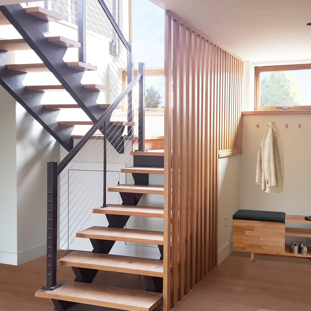 Réalisation d'un escalier sans contremarche flottant design de taille moyenne avec des marches en bois.
