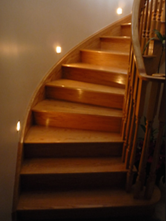 Идея дизайна: винтовая лестница среднего размера с деревянными ступенями