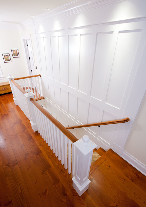 Cette photo montre un escalier peint droit nature de taille moyenne avec des marches en bois.
