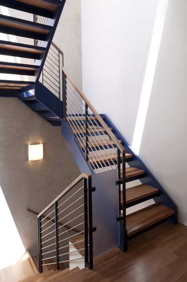 Свежая идея для дизайна: лестница в стиле модернизм с перилами из тросов без подступенок - отличное фото интерьера