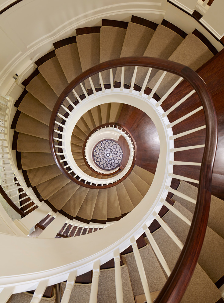 Стильный дизайн: огромная лестница в классическом стиле с деревянными ступенями и крашенными деревянными подступенками - последний тренд