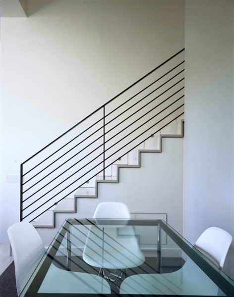 Réalisation d'un escalier droit minimaliste de taille moyenne.