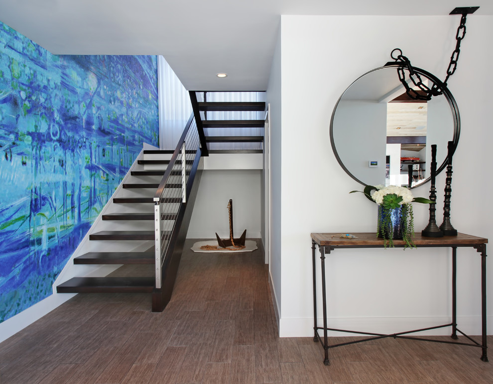 Стильный дизайн: п-образная лестница среднего размера в морском стиле с деревянными ступенями без подступенок - последний тренд
