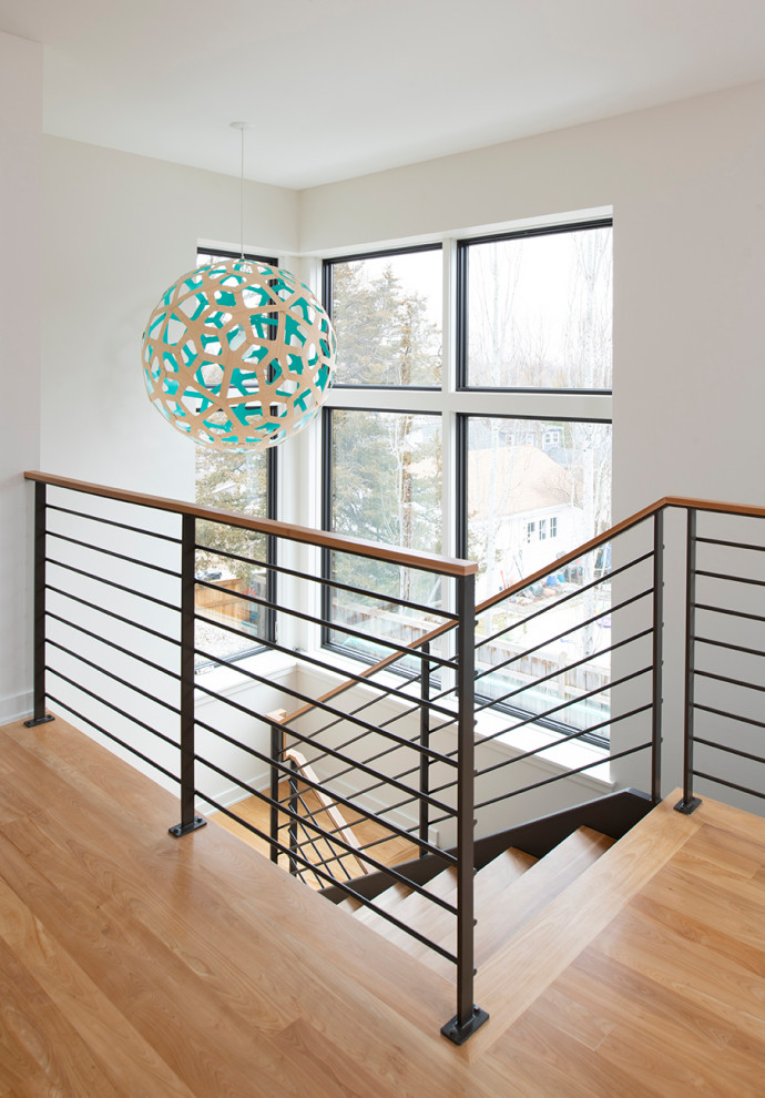 Пример оригинального дизайна: п-образная металлическая лестница среднего размера в современном стиле с деревянными ступенями и перилами из смешанных материалов