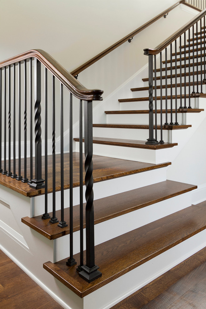 Пример оригинального дизайна: угловая лестница в средиземноморском стиле с деревянными ступенями