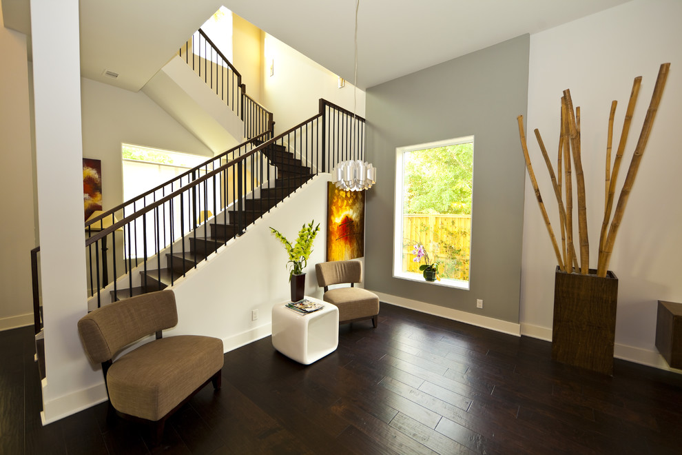 Foto de escalera en L actual de tamaño medio con escalones de madera, contrahuellas de metal y barandilla de metal