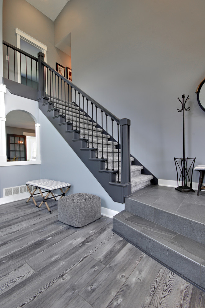 Свежая идея для дизайна: прямая лестница среднего размера в стиле неоклассика (современная классика) с ступенями с ковровым покрытием, ковровыми подступенками и деревянными перилами - отличное фото интерьера