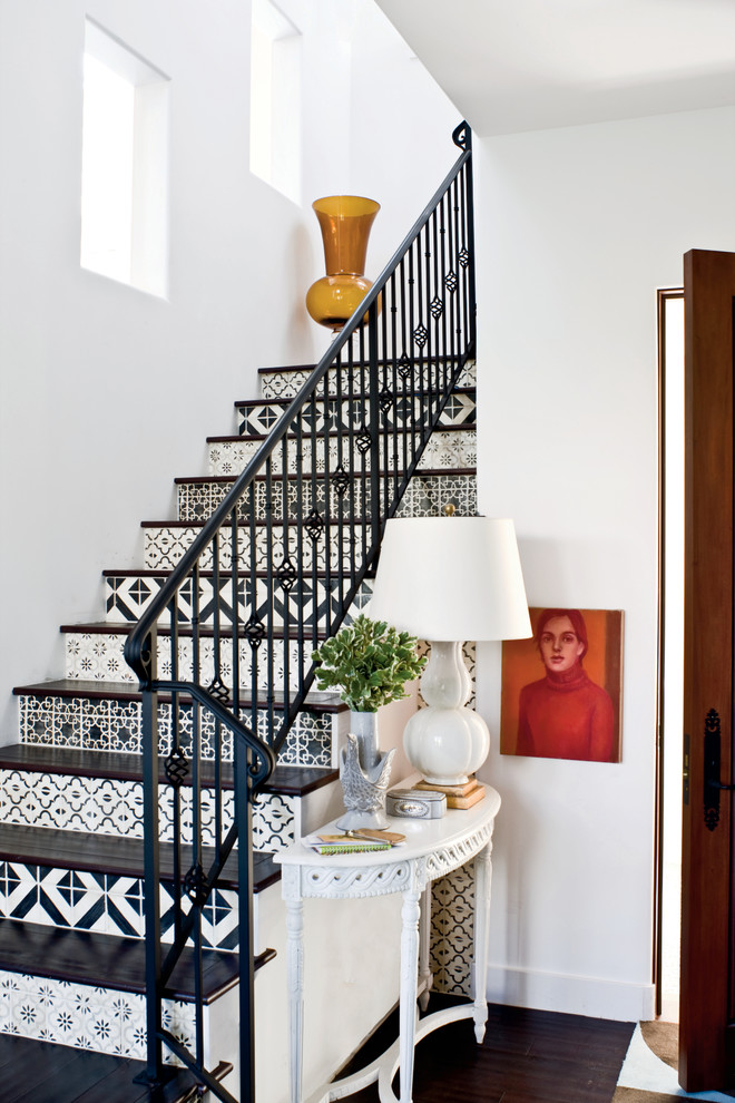 Источник вдохновения для домашнего уюта: угловая лестница в средиземноморском стиле с деревянными ступенями и подступенками из плитки