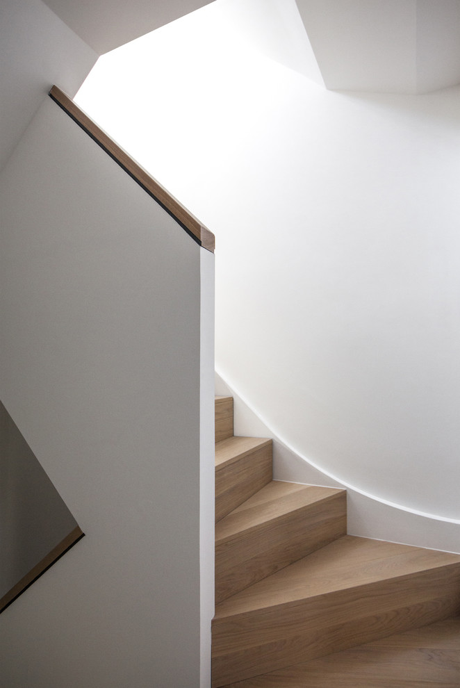 Gerade, Kleine Moderne Treppe mit Holz-Setzstufen in London
