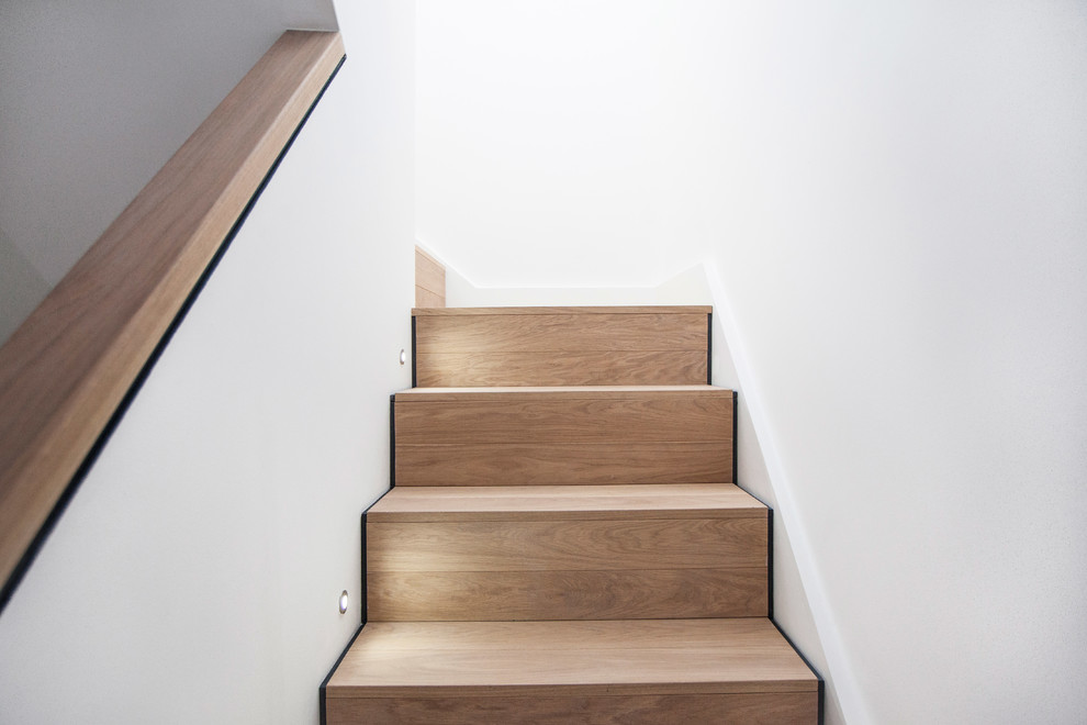 Стильный дизайн: маленькая прямая деревянная лестница в стиле модернизм с деревянными ступенями и деревянными перилами для на участке и в саду - последний тренд