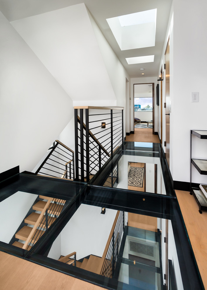 Источник вдохновения для домашнего уюта: большая п-образная лестница в современном стиле с деревянными ступенями и металлическими перилами без подступенок
