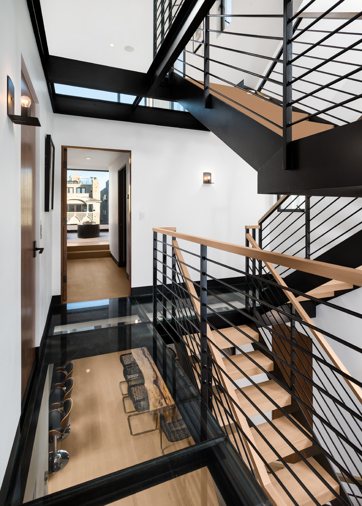 Große Moderne Holztreppe in U-Form mit offenen Setzstufen und Stahlgeländer in Los Angeles