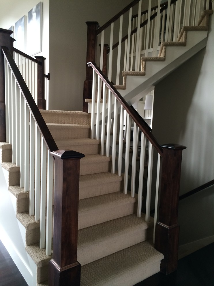 Réalisation d'un escalier tradition en U de taille moyenne avec des marches en moquette et des contremarches en moquette.