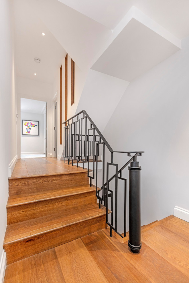 Источник вдохновения для домашнего уюта: прямая лестница среднего размера в современном стиле с металлическими перилами