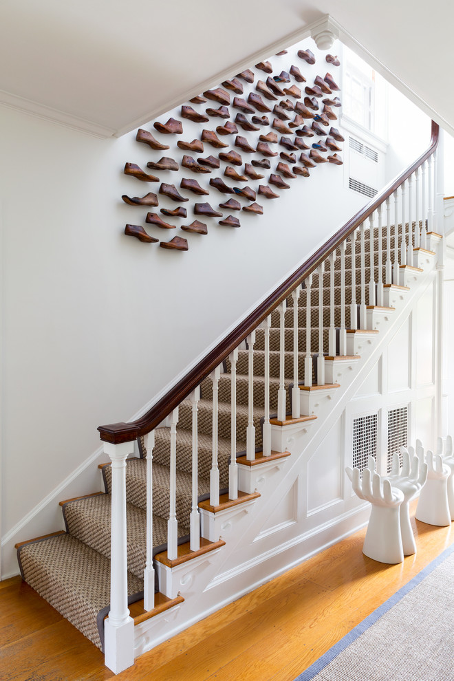 Стильный дизайн: огромная угловая лестница в стиле неоклассика (современная классика) с деревянными ступенями и крашенными деревянными подступенками - последний тренд