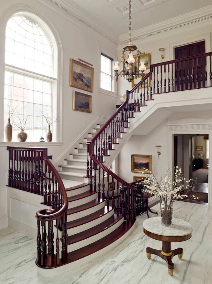 Стильный дизайн: огромная угловая деревянная лестница в классическом стиле с деревянными ступенями - последний тренд