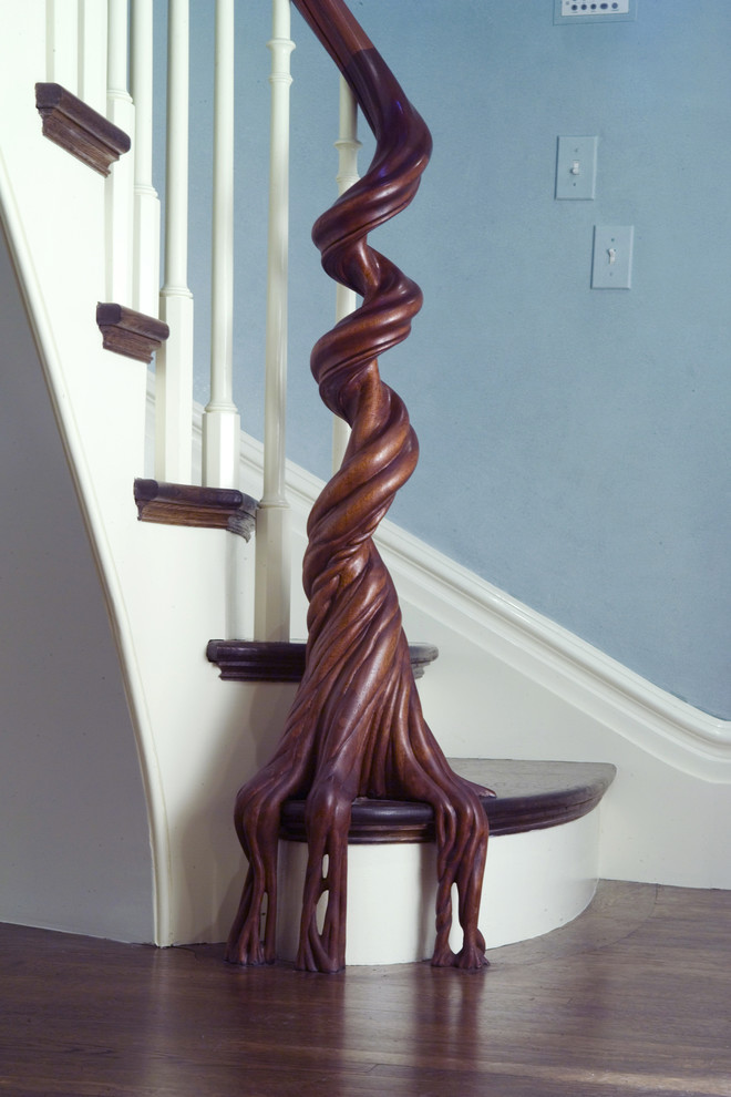 Inspiration för en stor vintage svängd trappa i trä, med sättsteg i trä