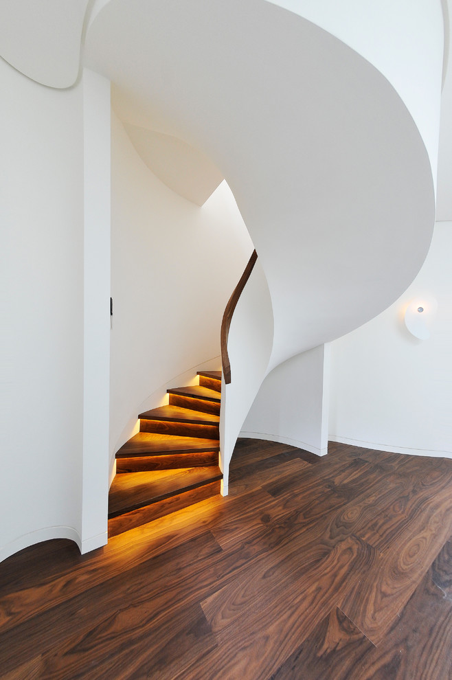 Ejemplo de escalera contemporánea con contrahuellas de madera y escalones de madera