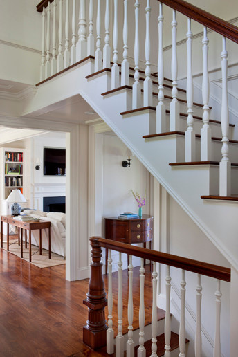 Exemple d'un grand escalier droit chic avec des marches en bois et des contremarches en bois.
