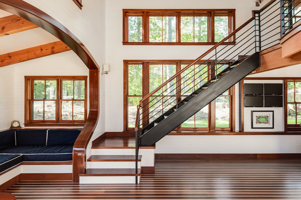 Стильный дизайн: угловая лестница в морском стиле - последний тренд