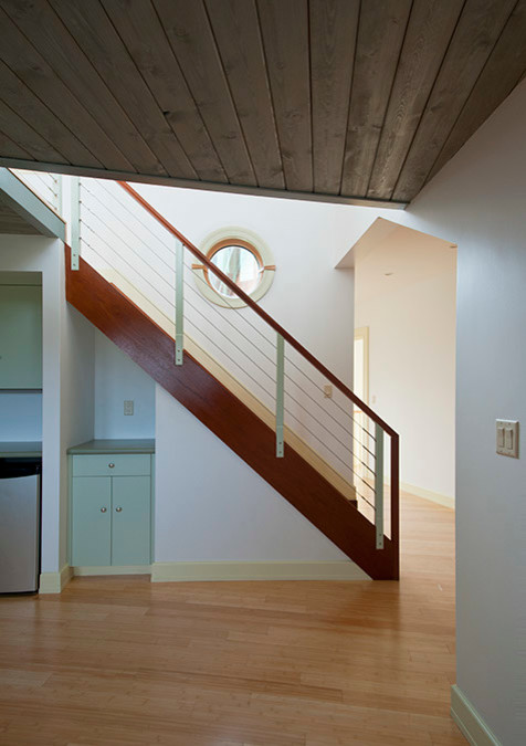 ボストンにある高級な中くらいなコンテンポラリースタイルのおしゃれな直階段 (木の蹴込み板) の写真