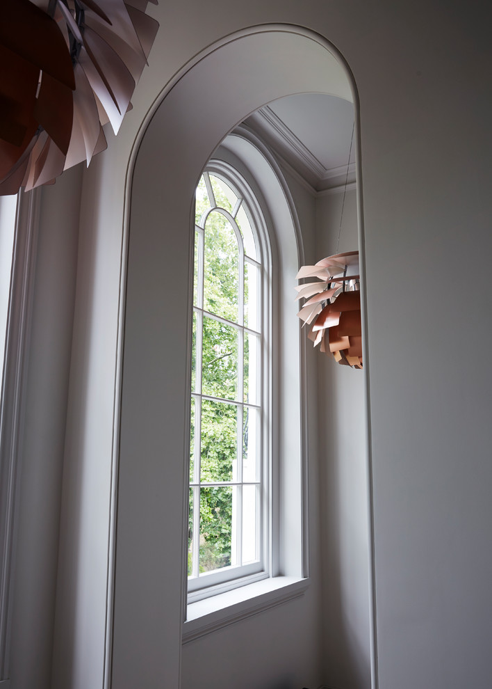 Пример оригинального дизайна: большая прямая лестница в современном стиле с деревянными перилами