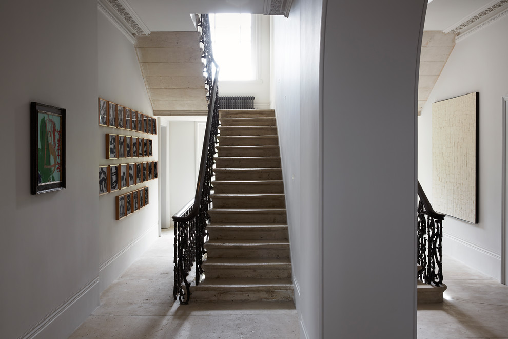На фото: большая прямая лестница в современном стиле с деревянными перилами