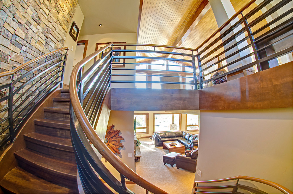 Пример оригинального дизайна: изогнутая деревянная лестница среднего размера в стиле кантри с деревянными ступенями