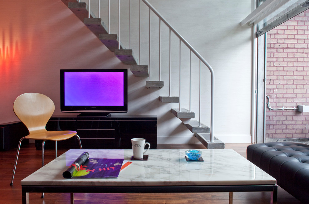 Réalisation d'un escalier minimaliste de taille moyenne avec un téléviseur en dessous.