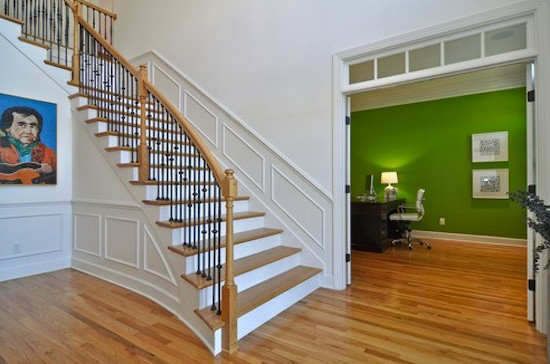 Foto de escalera recta tradicional renovada grande con escalones de madera y contrahuellas de madera pintada