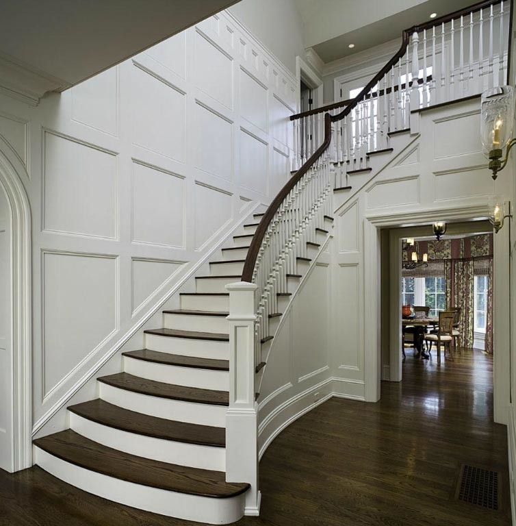 Imagen de escalera recta clásica grande con escalones de madera y contrahuellas de madera