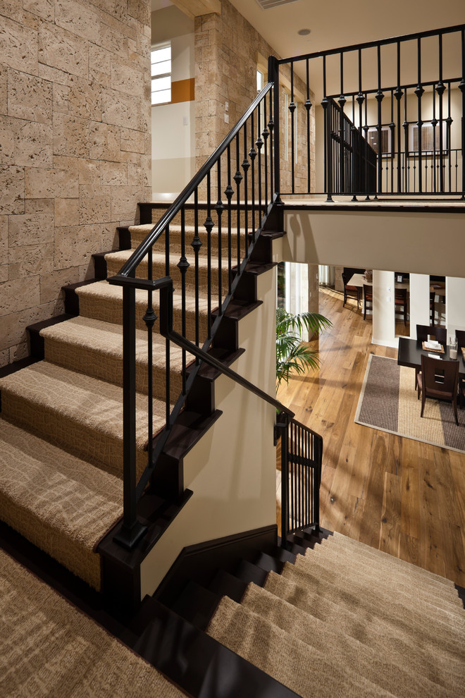 Mittelgroße Klassische Treppe mit Teppich-Treppenstufen und Teppich-Setzstufen in Vancouver