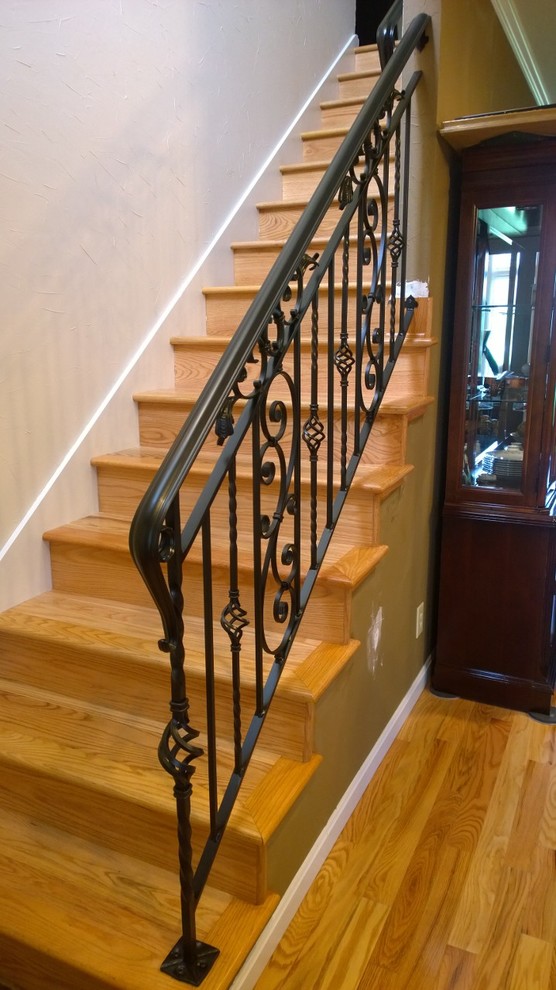 Пример оригинального дизайна: прямая деревянная лестница среднего размера в классическом стиле с деревянными ступенями и металлическими перилами